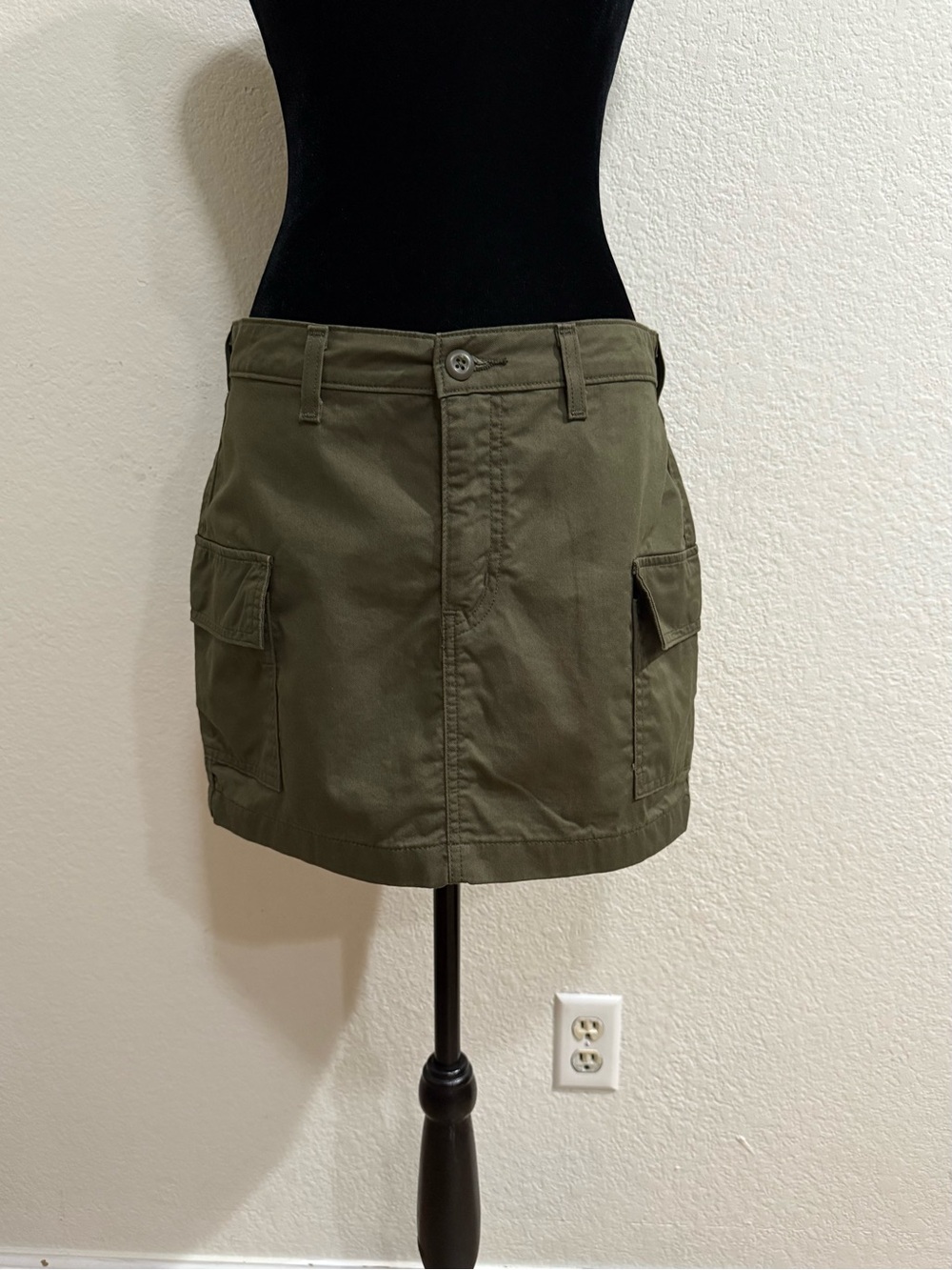Levi’s ‘94 Cargo Mini Skirt in Olive Green Size 27